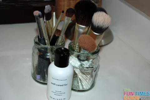 clean-makeup-brush