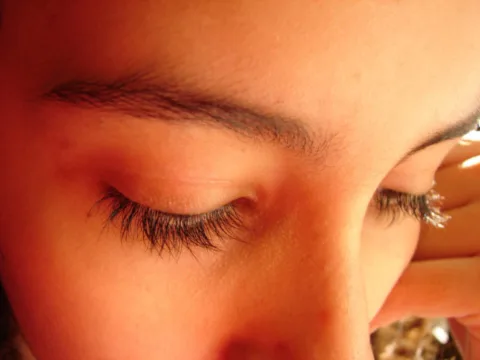 how-to-get-long-eyelashes-naturally