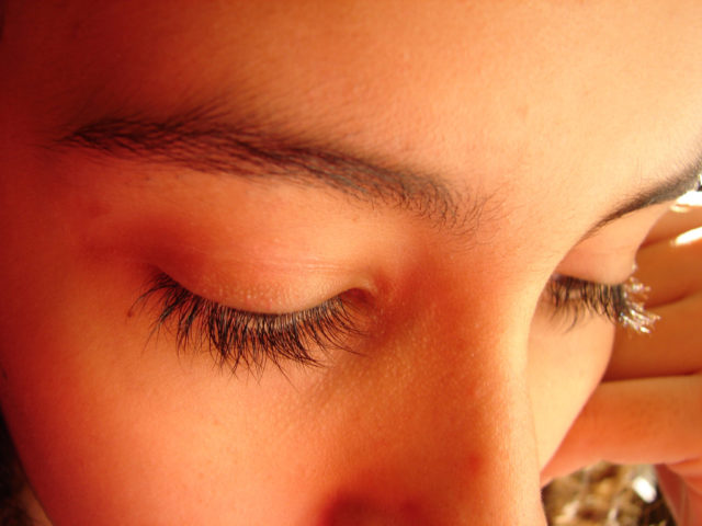 How To Get Eyelashes Naturally Without Mascara Or False Eyelashes | Beauty / Personal Care