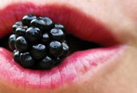 lips-eating-berries-by-drusbi.jpg